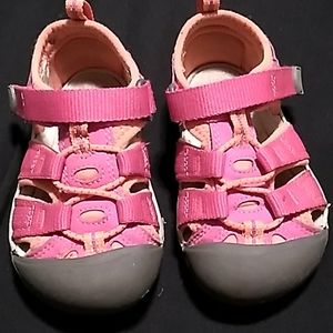 Pink Keen Toddler Size 7 sandaks